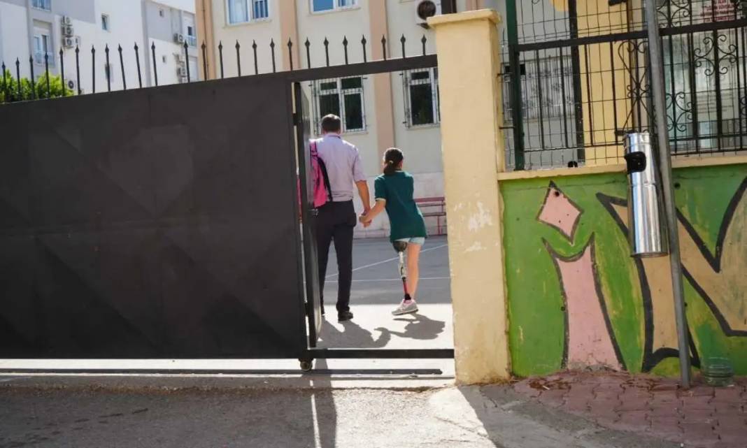 Antalya’da Özge Büyük Umutlarla Okula Başladı 1